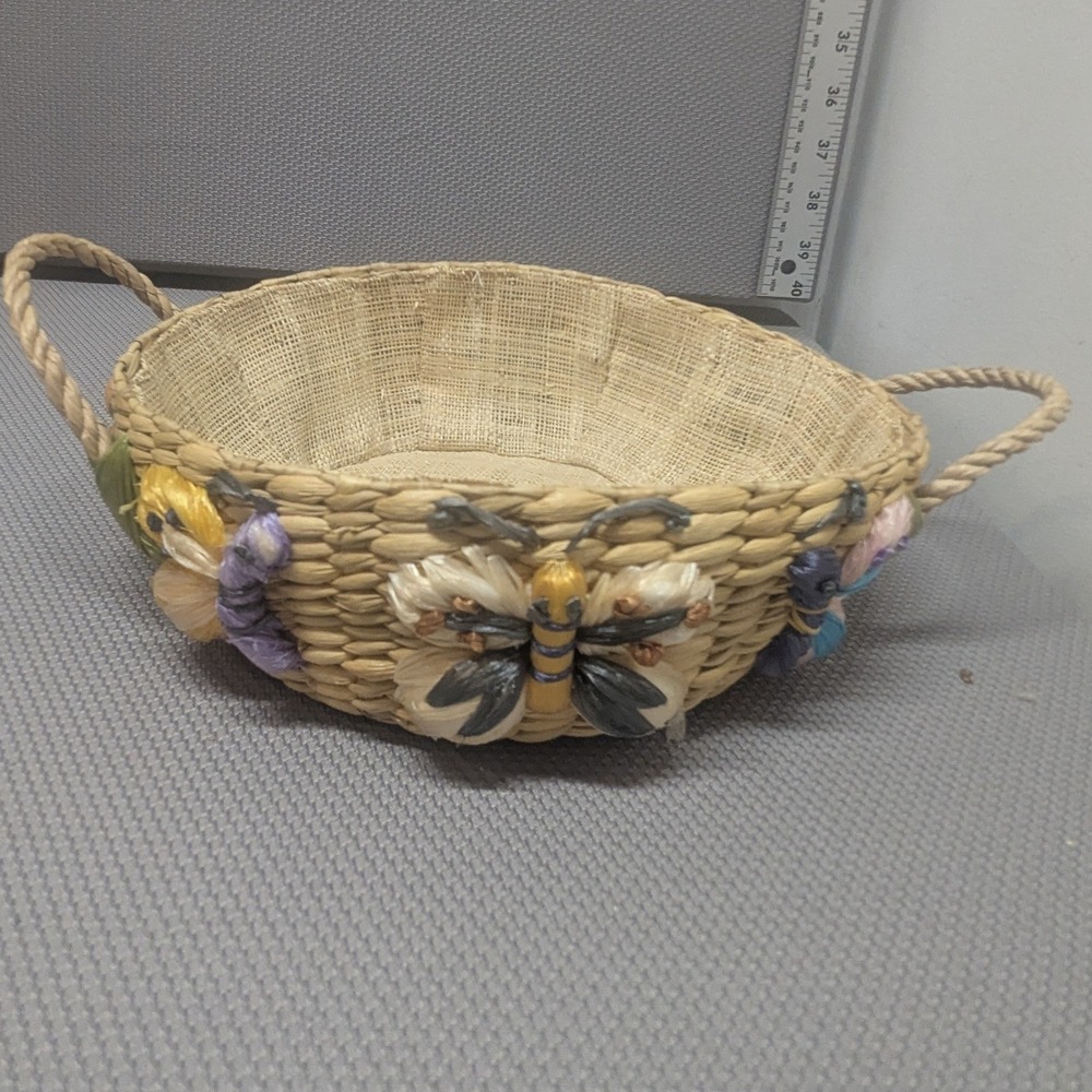 VTG Woven Straw Basket Casserole Pyrex Holder 3D Raffia Butterfly Floral Decor